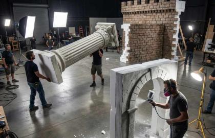 Sinema, Dizi ve Tiyatro Sahnelerinde Büyüleyici Gerçekçilik: 2D CNC Strafor Dekor ve Mimari Kesimler